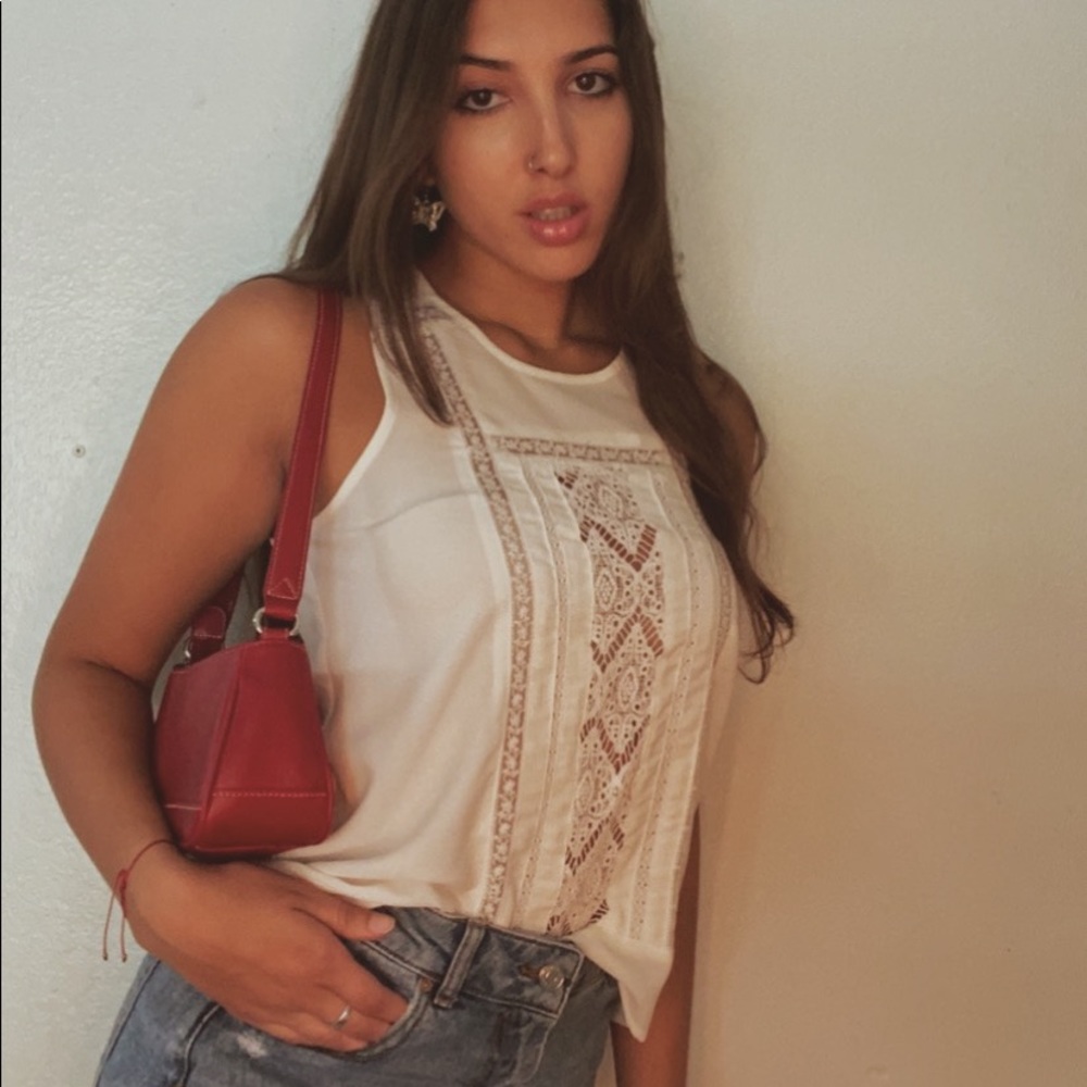🤍✨white tank with intricate lace detailing✨🤍